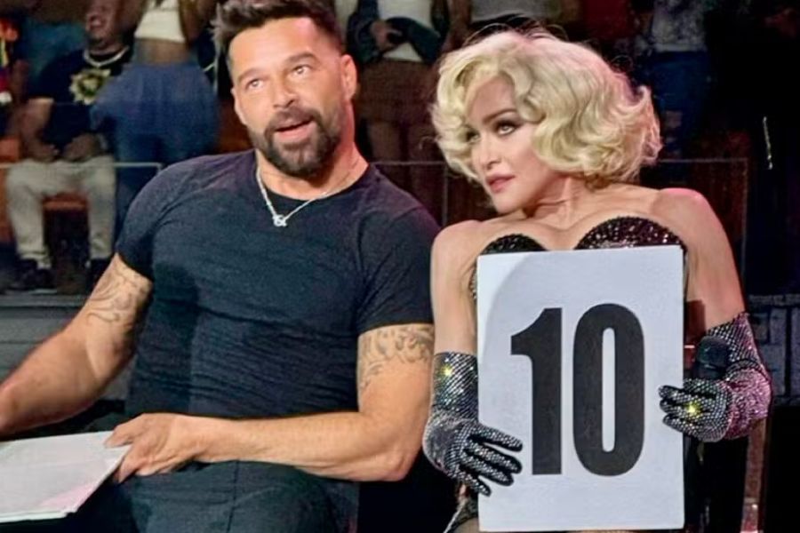 Ricky Martin aparenta ter ereção em show de Madonna (Foto: Reprodução)