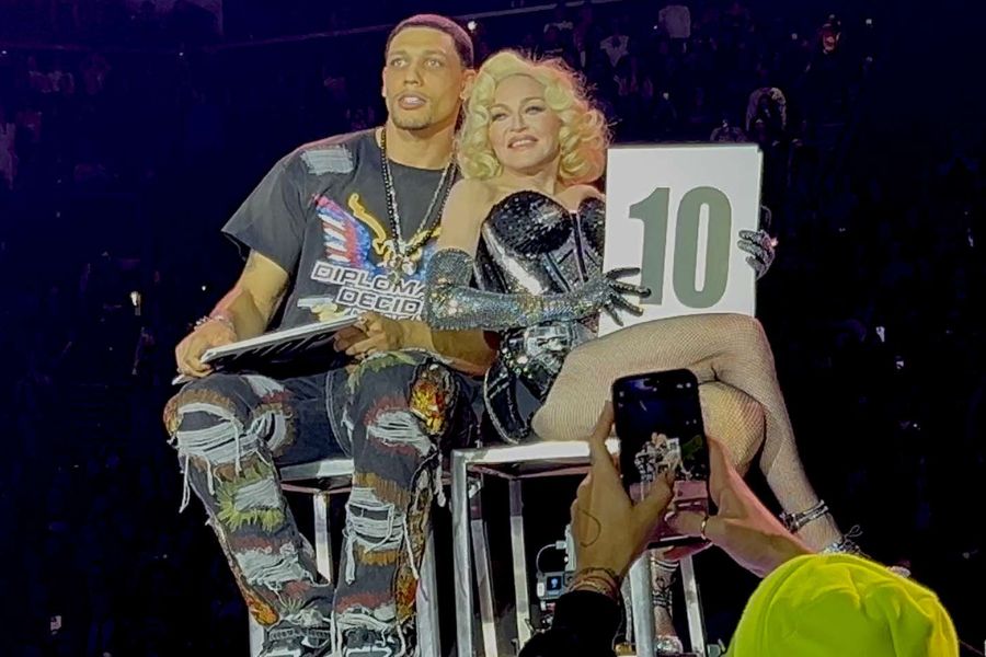 Josh Popper ao lado de Madonna em show da "The Celebration Tour" (Foto: Reprodução)