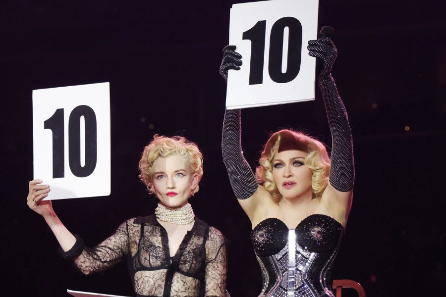 Julia Garner ao lado de Madonna em show da "The Celebration Tour" (Foto: Reprodução)