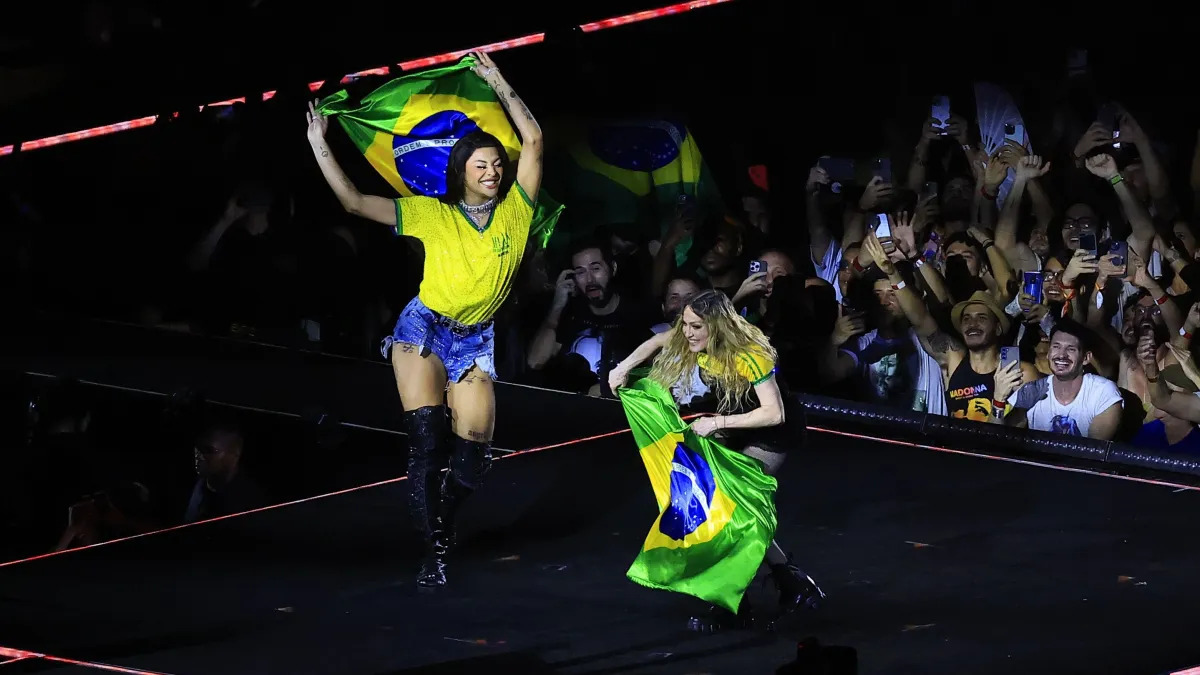 Pabllo Vittar e Madonna com a bandeira do Brasil (Foto: Buda Mendes/Getty Images)
