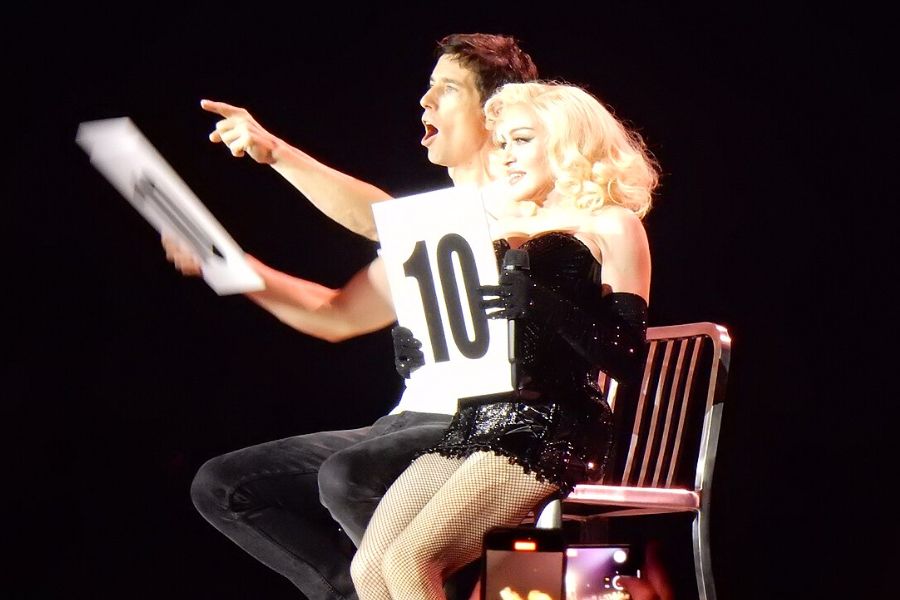 Stuart Price ao lado de Madonna em show da "The Celebration Tour" (Foto: Reprodução)
