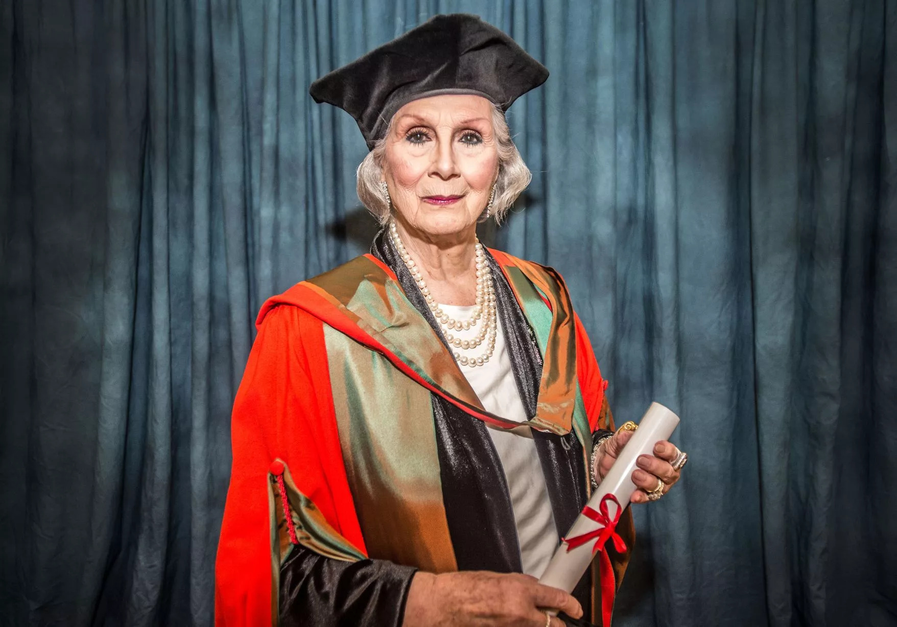 April em 2016, recebendo um diploma honorário da Universidade de Liverpool (Foto: Liverpool Echo/James Maloney)