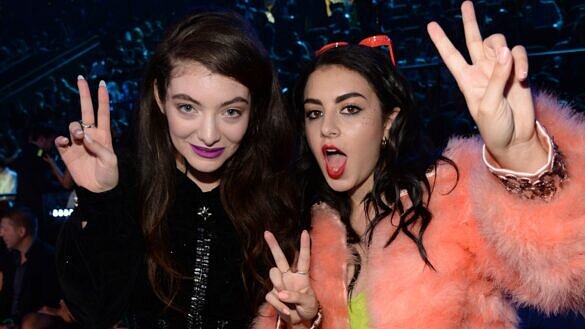 Lorde e Charli XCX no VMA de 2014 (Foto: Kevin Mazur/MTV1415)