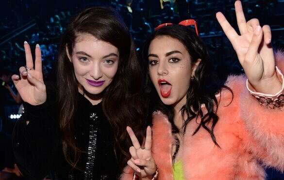 “Girl, so confusing”: Charli XCX e Lorde cantam remix juntas pela primeira vez