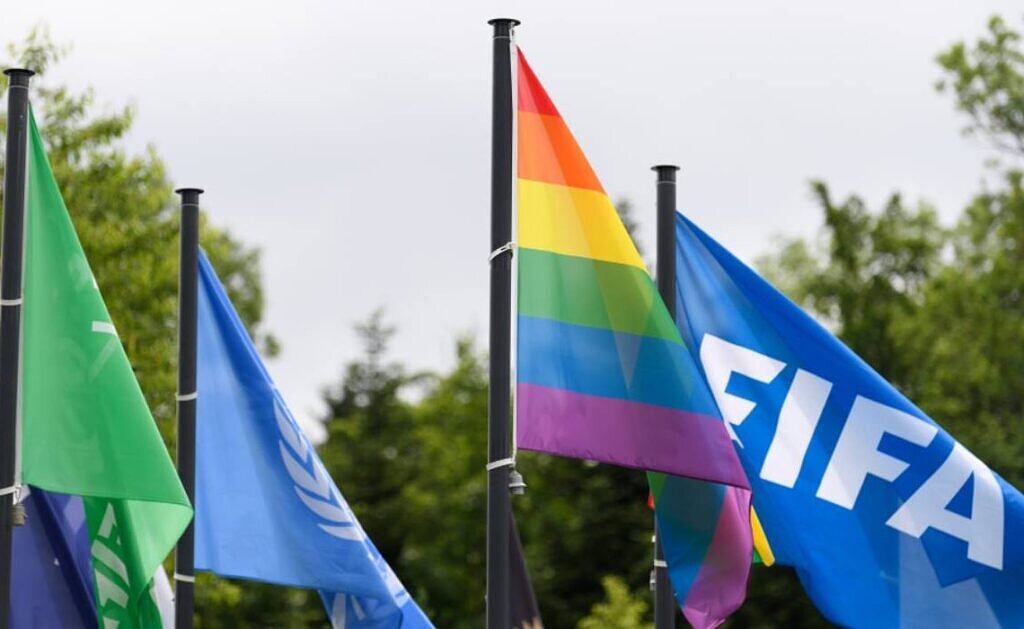 Jogadoras LGBTQIA+ divulgam carta aberta à FIFA contra patrocínio da Arábia Saudita (Foto: X/Fifa)