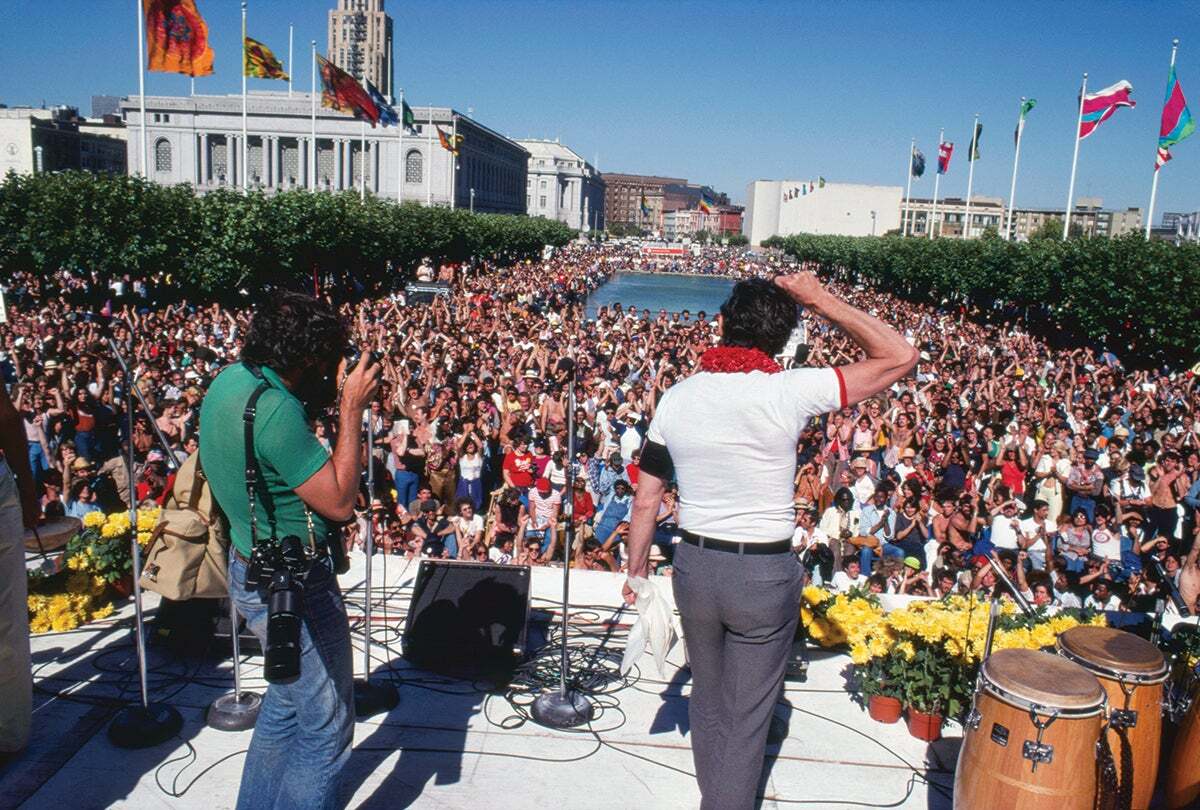 Milk discursa para uma multidão em São Francisco (Foto: Harvey Milk Archives-Scott Smith Collection)