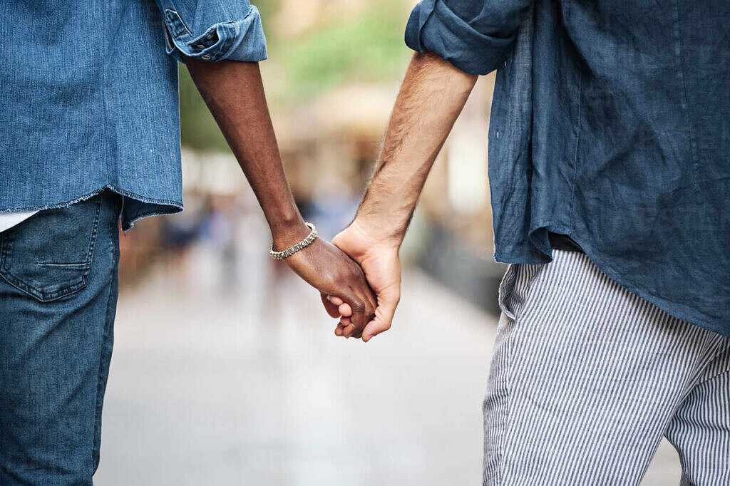 Casais LGBT+ ainda sentem medo de dar as mãos em público, segundo pesquisa (Foto: Alvaro Gonzalez/Reprodução)