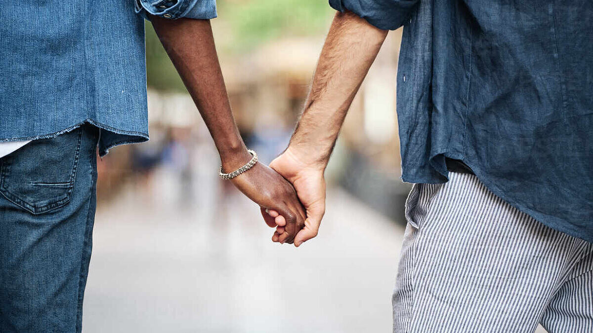 Casais LGBT+ ainda sentem medo de dar as mãos em público, segundo pesquisa (Foto: Alvaro Gonzalez/Reprodução)