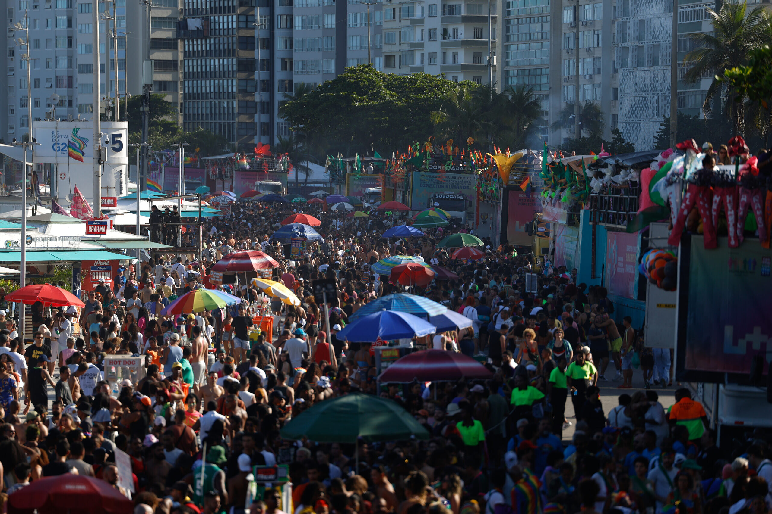 10 trios elétricos desfilaram na Avenida Atlântica durante a 29ª Parada do Orgulho LGBTI+ do Rio (Foto: Fernando Frazão/Agência Brasil)