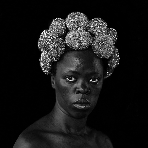 Autorretrato de Zanele Muholi, um dos principais expoentes da arte queer contemporânea (Foto: Reprodução)