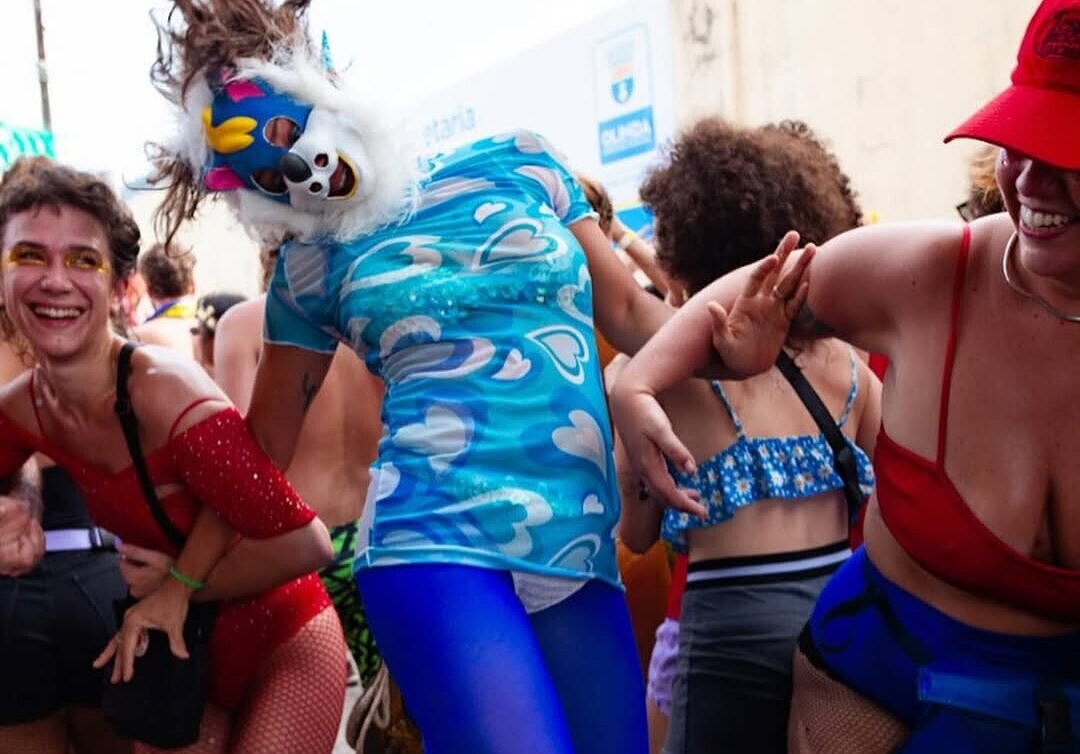 Quem Cola Entra (Foto: @desnadeonti/Instagram)