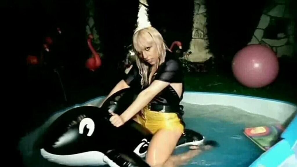 Lady Gaga e a orca inflável de "Just Dance" (Foto: Reprodução)