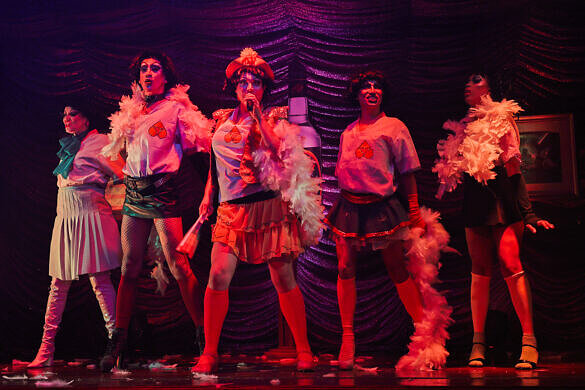 Peça estreia em SP unindo teatro, drags e futebol (Foto: Clara Silva/Divulgação)