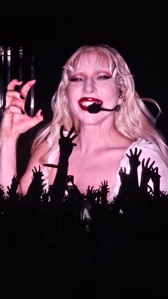 Imagem viral de Lady Gaga emocionado durante o show na Praia de Copacacabana (Foto: reprodução redes sociais)