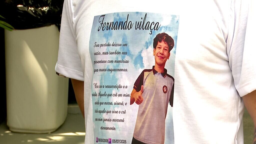 Camiseta em homenagem a Fernando Vilaça, morto aos 17 anos por homofobia, em Manaus (Foto: Reprodução redes sociais)