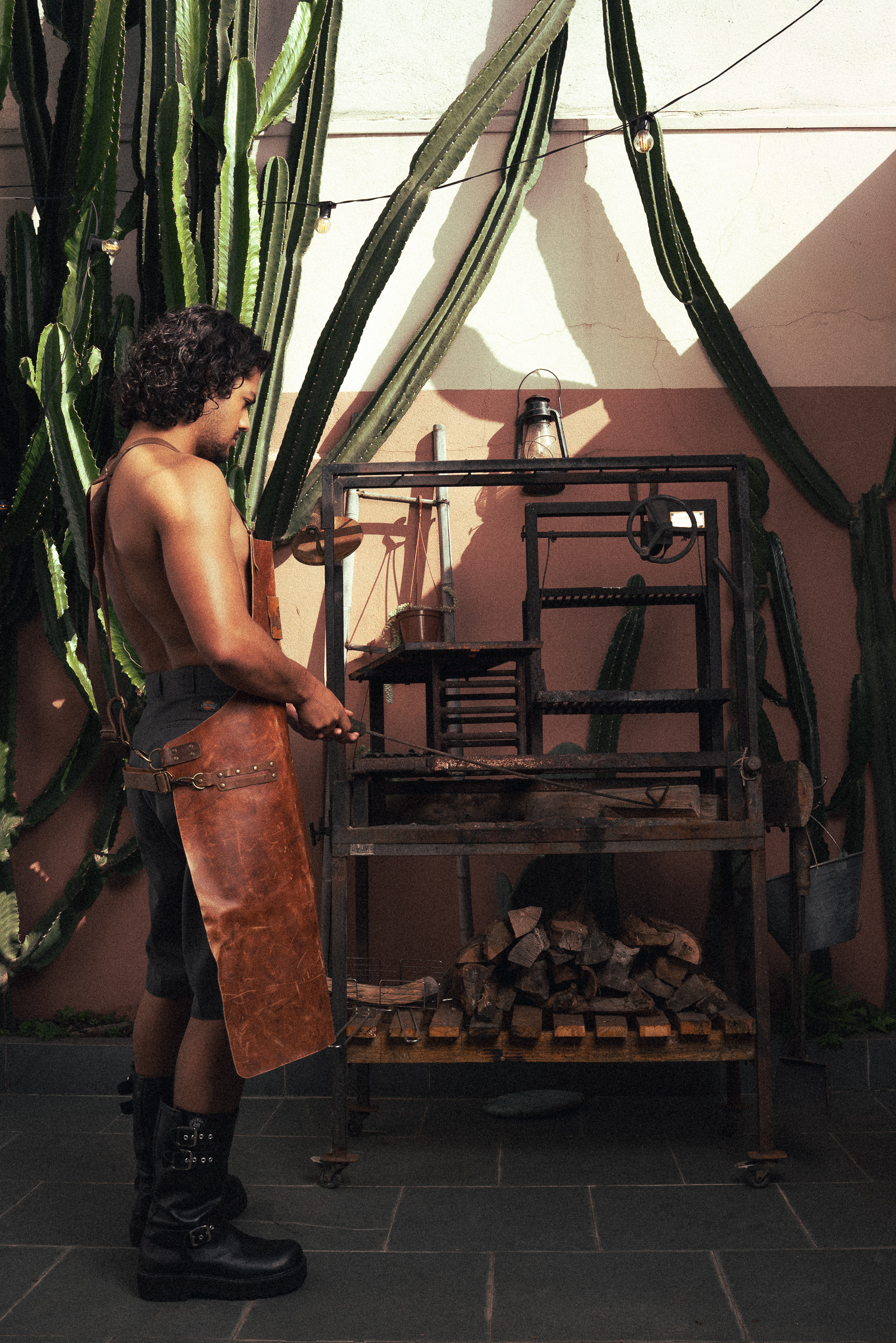 Gabriel Santana fala sobre carreira, BBB, Chiquititas e bissexualidade para a edição #11 da Híbrida, BANDEIRAS (Foto: Anthony Araújo | Híbrida)