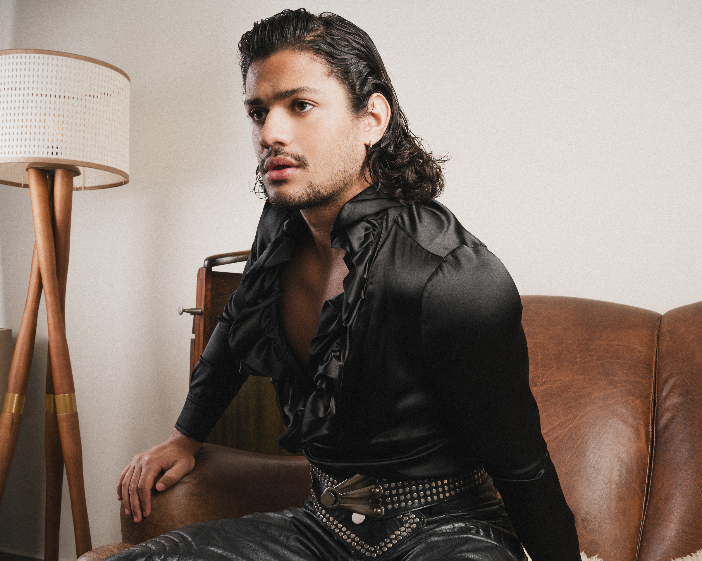 Gabriel Santana fala sobre carreira, BBB, Chiquititas e bissexualidade para a edição #11 da Híbrida, BANDEIRAS (Foto: Anthony Araújo | Híbrida) Gabriel Santana fala sobre carreira, BBB, Chiquititas e bissexualidade para a edição #11 da Híbrida, BANDEIRAS (Foto: Anthony Araújo | Híbrida)