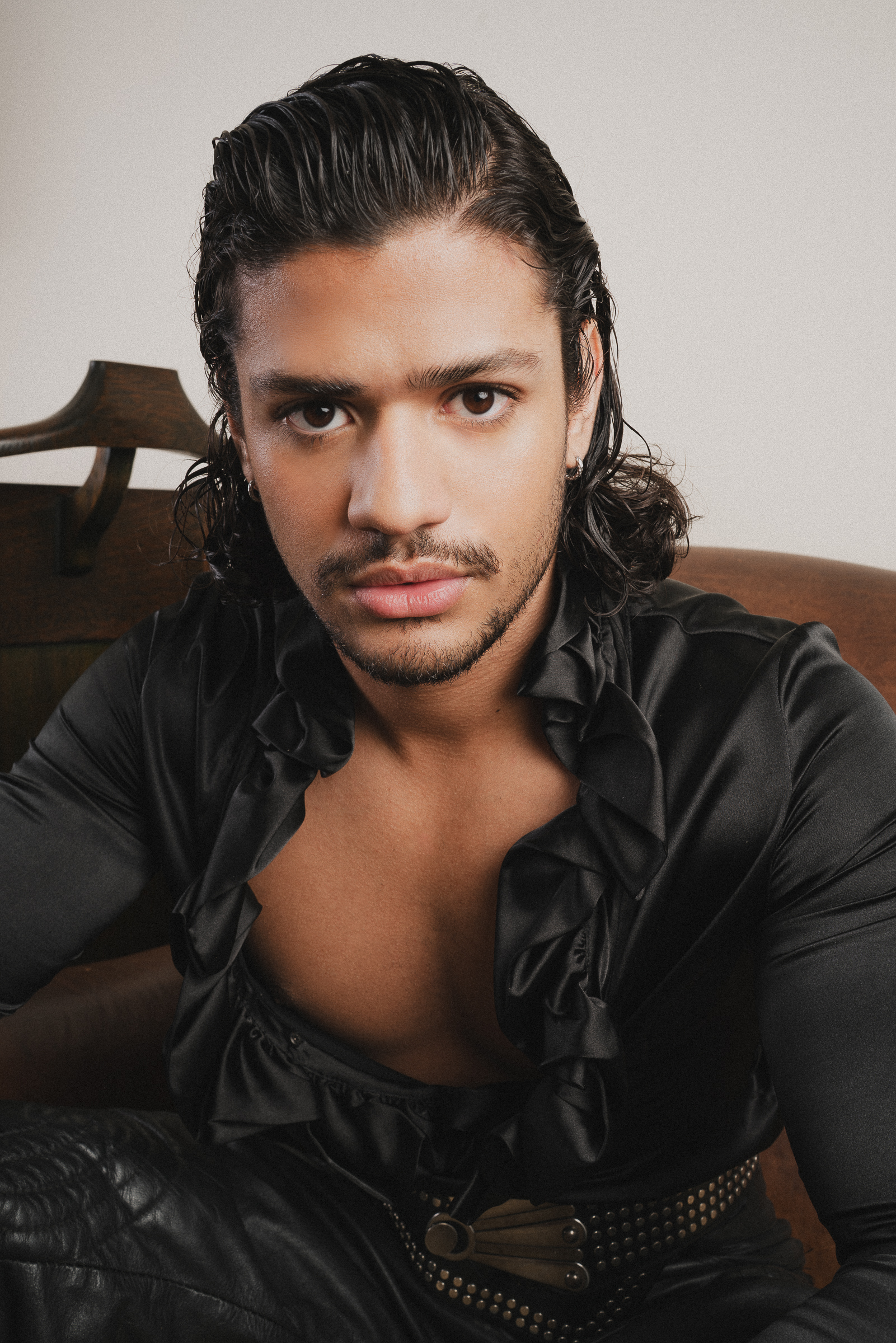 Gabriel Santana fala sobre carreira, BBB, Chiquititas e bissexualidade para a edição #11 da Híbrida, BANDEIRAS (Foto: Anthony Araújo | Híbrida)