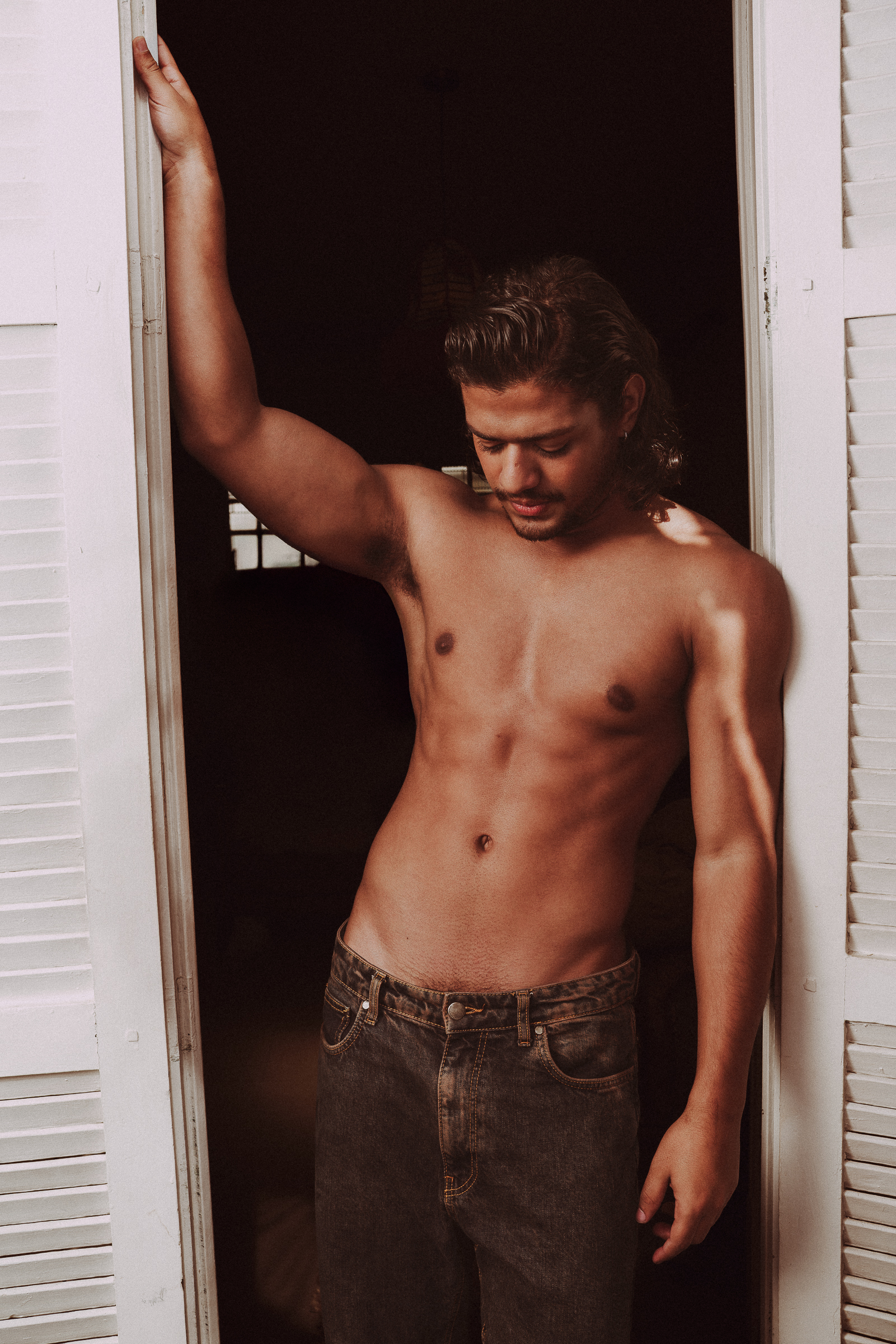 Gabriel Santana fala sobre carreira, BBB, Chiquititas e bissexualidade para a edição #11 da Híbrida, BANDEIRAS (Foto: Anthony Araújo | Híbrida)