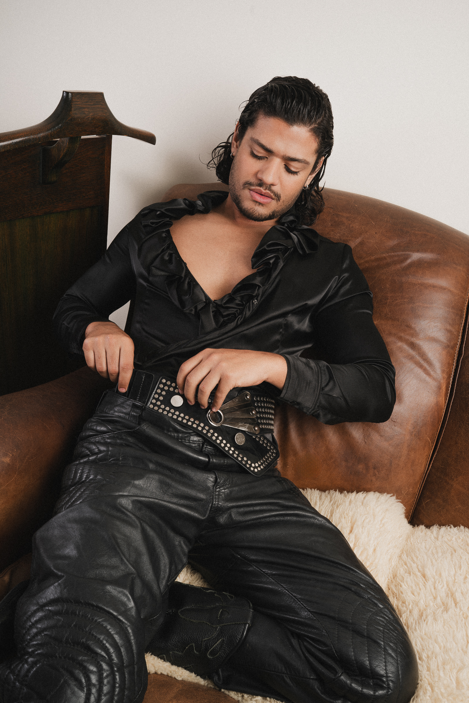 Gabriel Santana fala sobre carreira, BBB, Chiquititas e bissexualidade para a edição #11 da Híbrida, BANDEIRAS (Foto: Anthony Araújo | Híbrida)