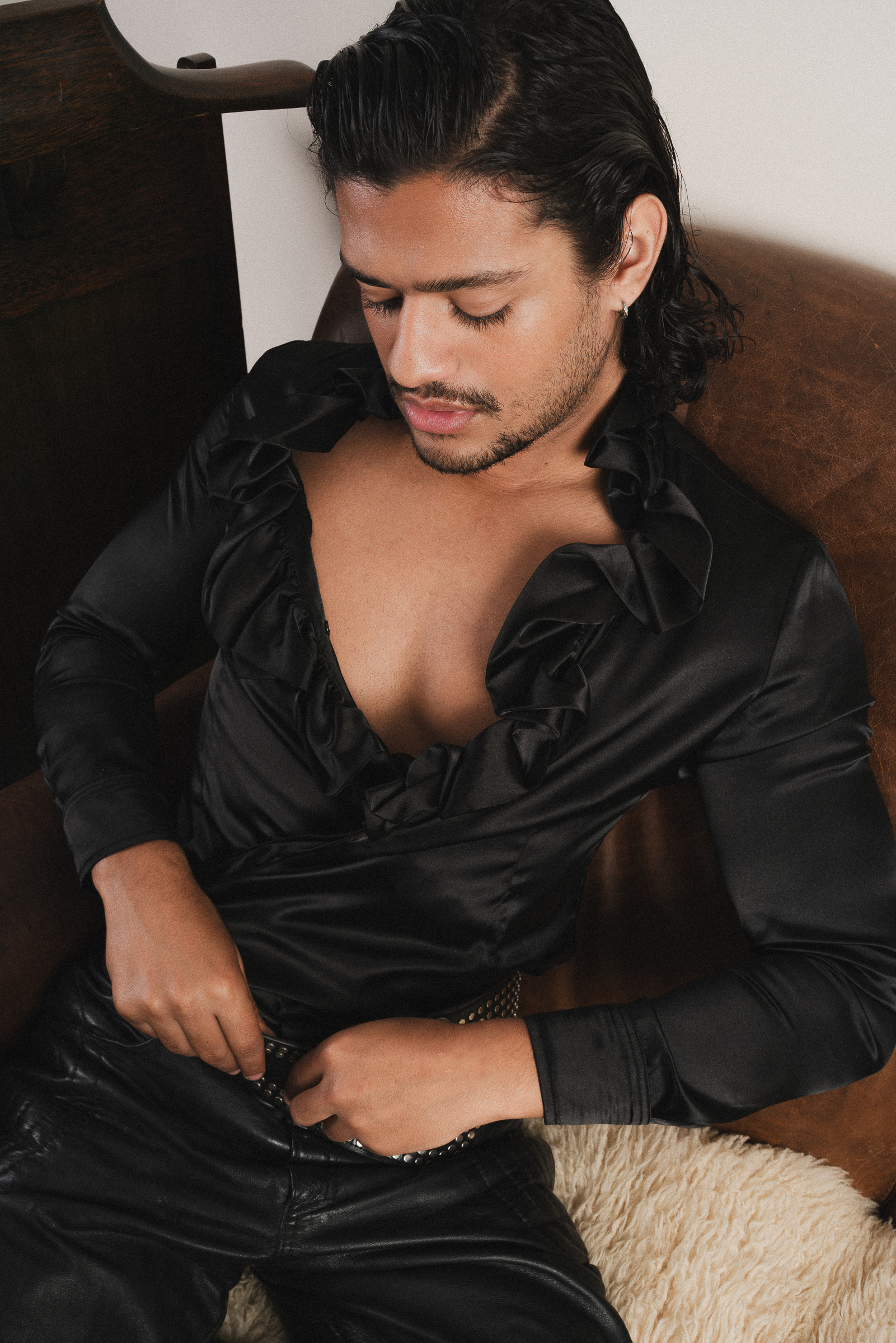 Gabriel Santana fala sobre carreira, BBB, Chiquititas e bissexualidade para a edição #11 da Híbrida, BANDEIRAS (Foto: Anthony Araújo | Híbrida)