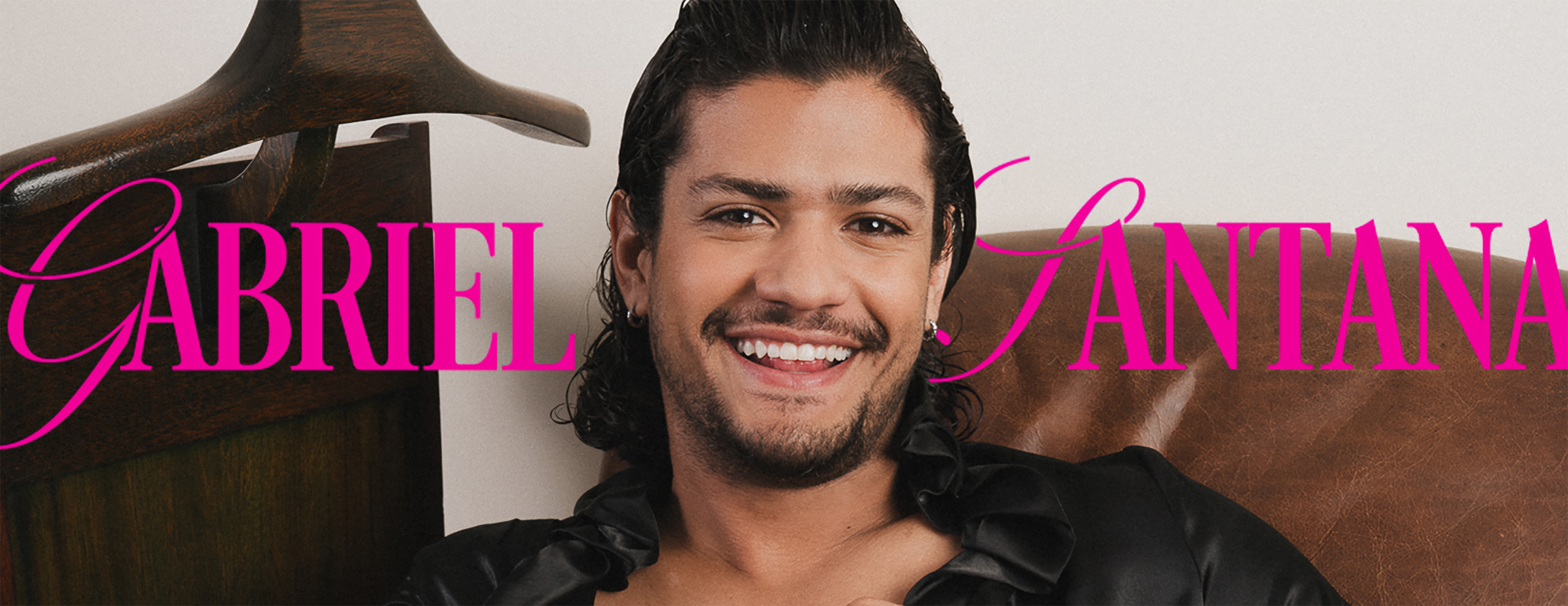 Gabriel Santana fala sobre carreira, BBB, Chiquititas e bissexualidade para a edição #11 da Híbrida, BANDEIRAS (Foto: Anthony Araújo | Híbrida)