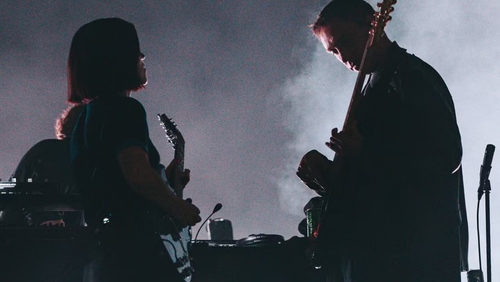 Romy e Oliver em um dos muitos momentos de intimidade no palco do C6 (Foto: Divulgação)