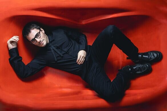 Hugo Bonèmer estrela primeira adaptação teatral de "O Talentoso Ripley" no Brasil (Foto: Peter Wrede | Divulgação)