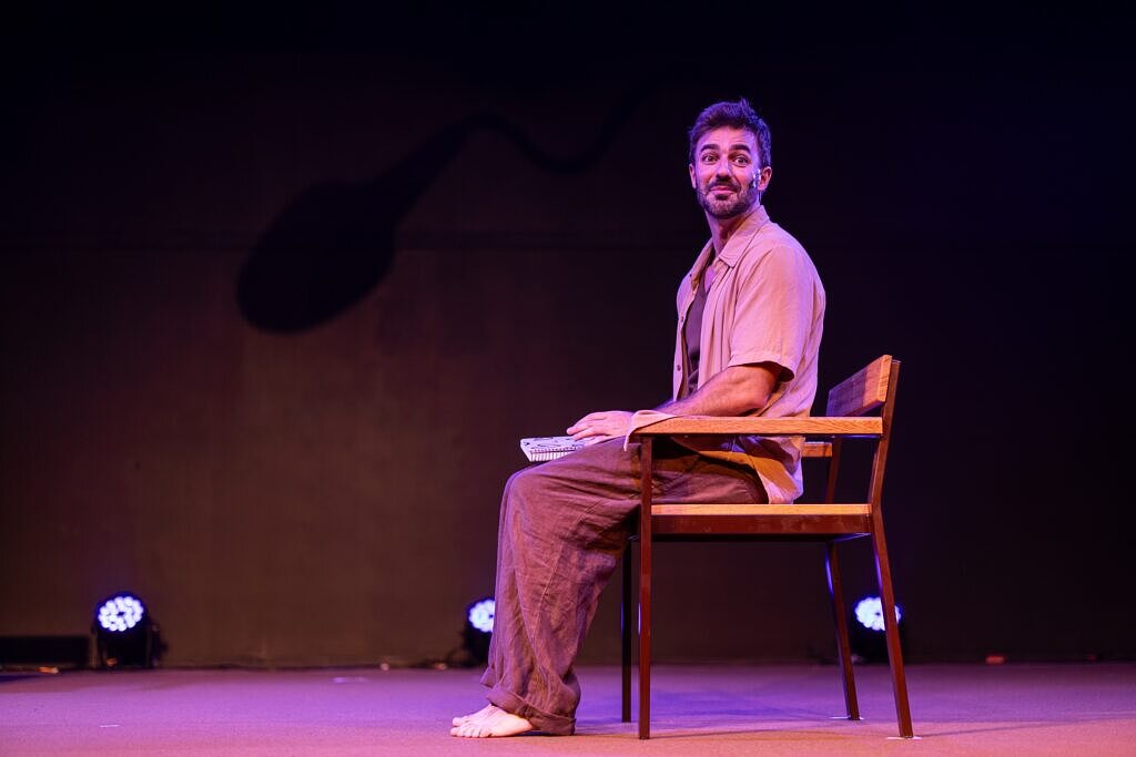 Bernardo Dugin na peça "Hétero Sigilo", em cartaz no Teatro Municipal Ziembinski (Foto: Nil Caniné | Divulgação) 