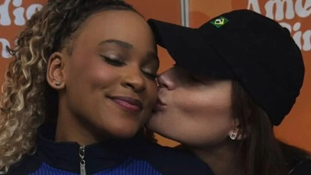 Foto postada por Rebeca Andrade com a suposta namorada (Reprodução Instagram)