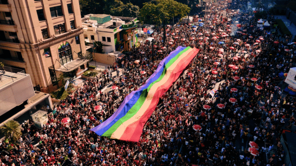 Público da 30ª Parada do Orgulho LGBTIA+ de SP durante marcha na Avenida Paulistta (Foto: Divulgação | Parada SP)