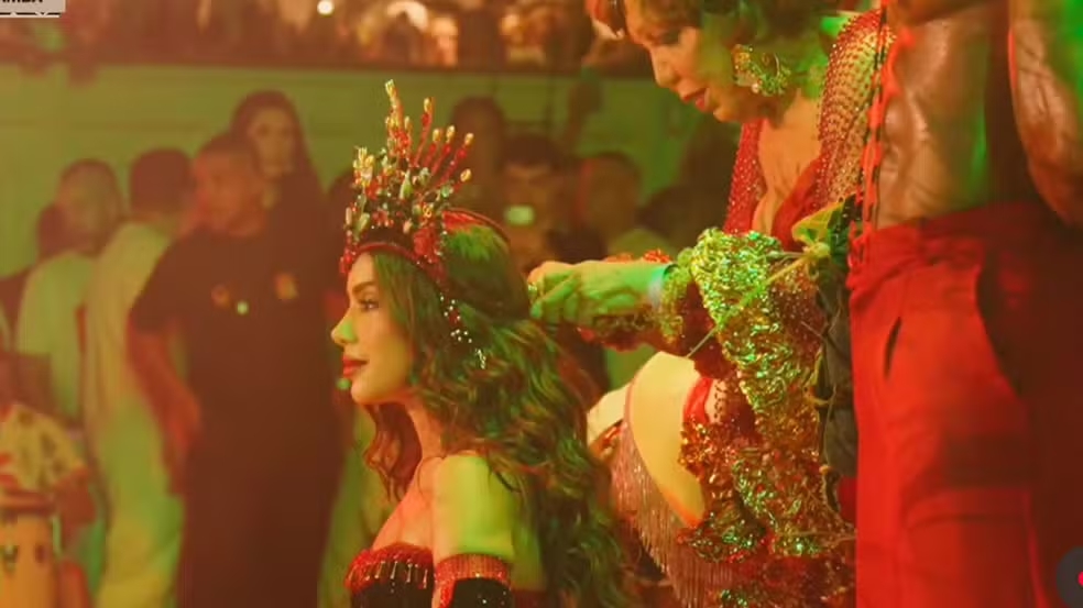 Eloína dos Leopardos coroa Anitta como Rainha de Bateria da Grande Rio